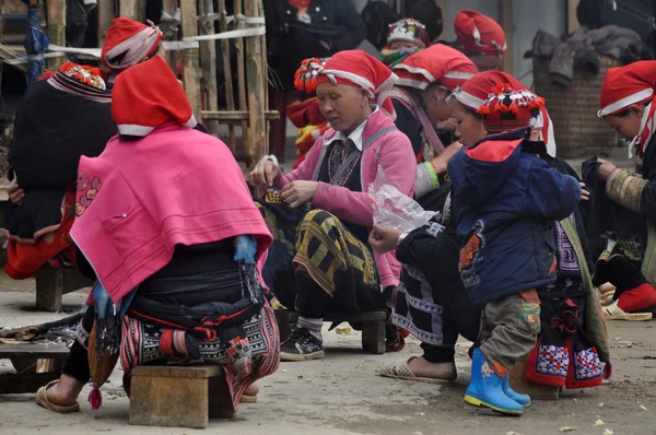 Red Dao (Yao, Dzao) Chinese minority women in traditional clothe — Stock Photo, Image