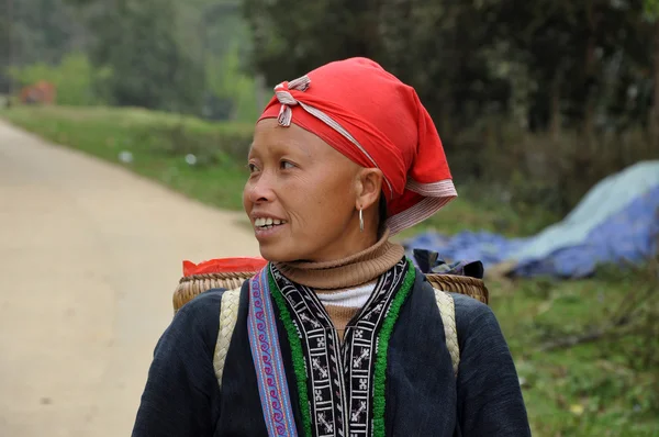 红道 (姚，Dzao) 中国少数民族妇女在传统衣服 — 图库照片