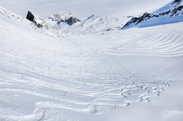 Лыжные трассы на склоне горнолыжного курорта — стоковое фото
