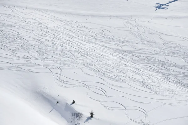 먼지로 뒤덮인 스키 자국 — 스톡 사진