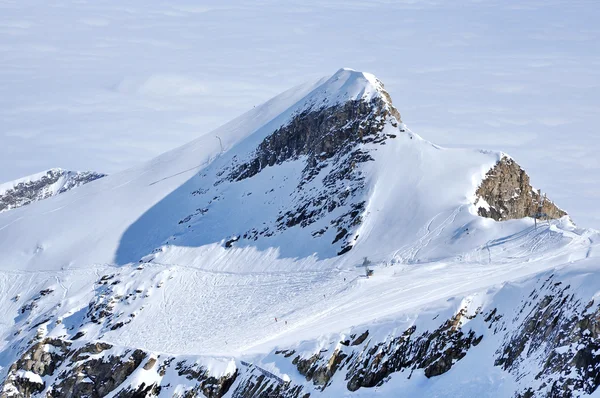 Pista de esquí alpino y pistas en los Alpes — Foto de Stock