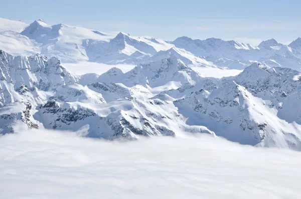 冬のアルプスで高山の雪の覆われたピーク — ストック写真