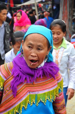Vietnamca insanlar içinde TZB Ha çarşı geleneksel kostüm giyen,