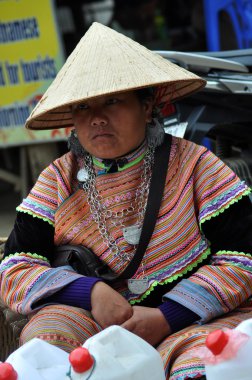 Vietnamca insanlar içinde TZB Ha çarşı geleneksel kostüm giyen,