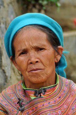 Vietnamca insanlar içinde TZB Ha çarşı geleneksel kostüm giyen,