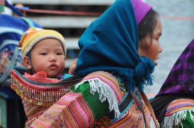 Vietnamca insanlar içinde TZB Ha çarşı geleneksel kostüm giyen,
