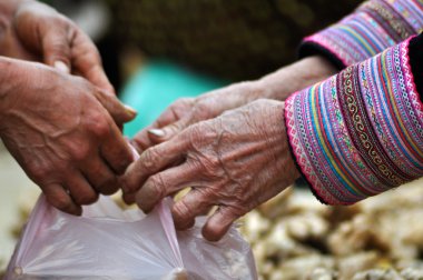 Vietnam Bac Ha pazarda satmak için zencefil