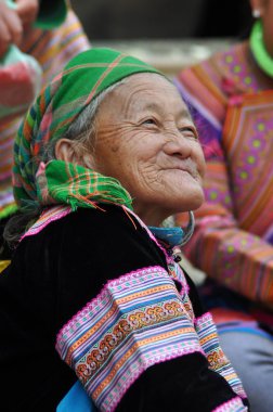 Vietnamca insanlar içinde TZB Ha çarşı geleneksel kostüm giyen,