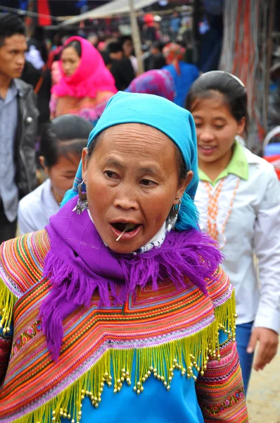 Vietnamiti in costume tradizionale nel mercato di Bac Ha , — Foto Stock