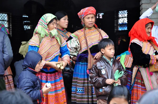 Gente vietnamita vestida con trajes tradicionales en el mercado de Bac Ha , —  Fotos de Stock