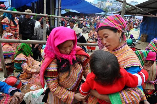 Vietnamesen in traditioneller Tracht auf dem Markt von Bac ha, — Stockfoto