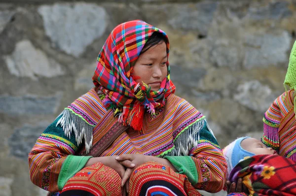 Vietnamesen in traditioneller Tracht auf dem Markt von Bac ha, — Stockfoto