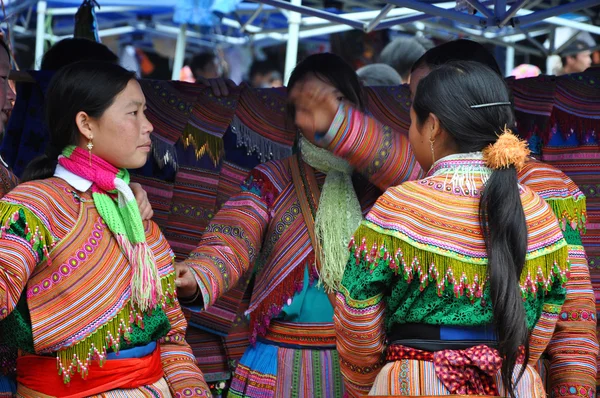 Vietnamese people wearing traditional costume in Bac Ha market, — Stock Photo, Image