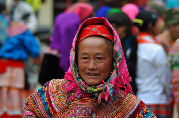 Gente vietnamita vestida con trajes tradicionales en el mercado de Bac Ha , — Foto de Stock