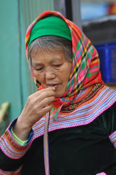 Vietnamese people wearing traditional costume in Bac Ha market, — Stock Photo, Image