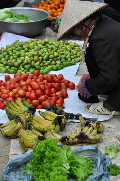 Donna vietnamita che vende frutta e verdura nel mercato di Bac Ha , — Foto Stock