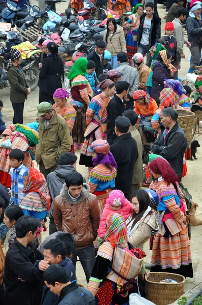 Βιετνάμ τα άτομα που φορούν παραδοσιακή ενδυμασία στην αγορά Bac Ha, — Φωτογραφία Αρχείου