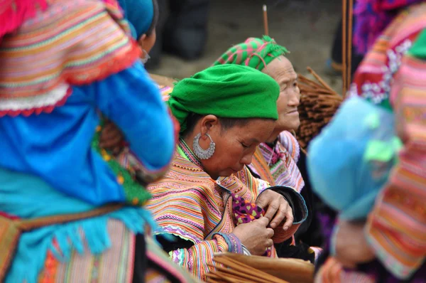 Vietnamese people wearing traditional costume in Bac Ha market, — Stock Photo, Image