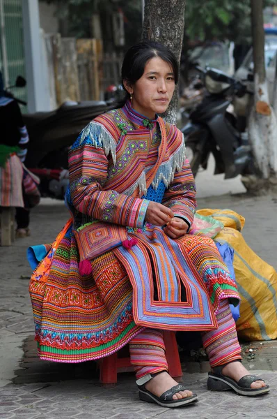 Vietnamesen in traditioneller Tracht auf dem Markt von Bac ha, — Stockfoto