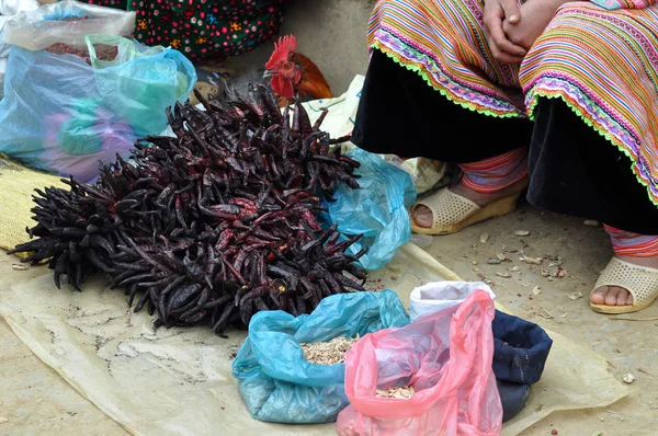 Woman selling chili in Bac Ha market, Vietnam — ストック写真