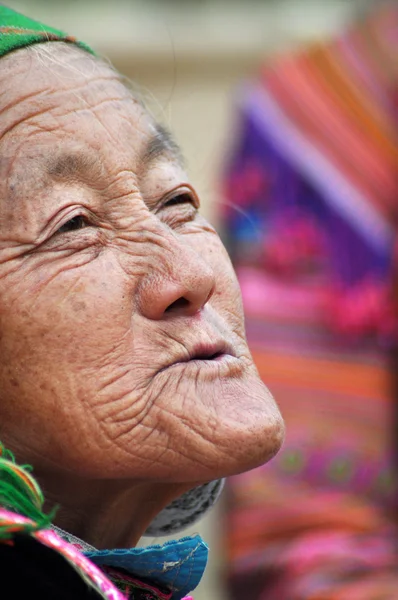 Vietnamesen in traditioneller Tracht auf dem Markt von Bac ha, — Stockfoto