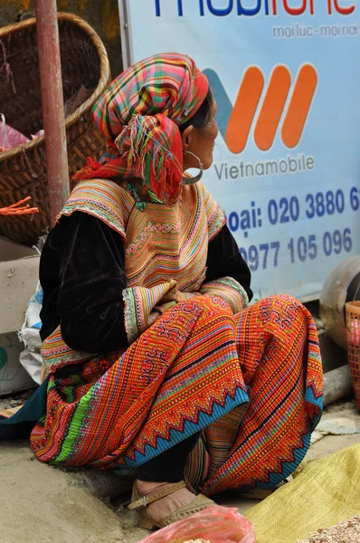 Vietnamese people wearing traditional costume in Bac Ha market, — Stock Photo, Image