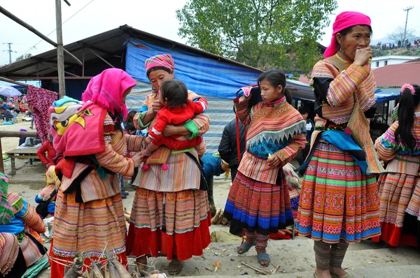 Vietnamese people wearing traditional costume in Bac Ha market, — Stock Photo, Image