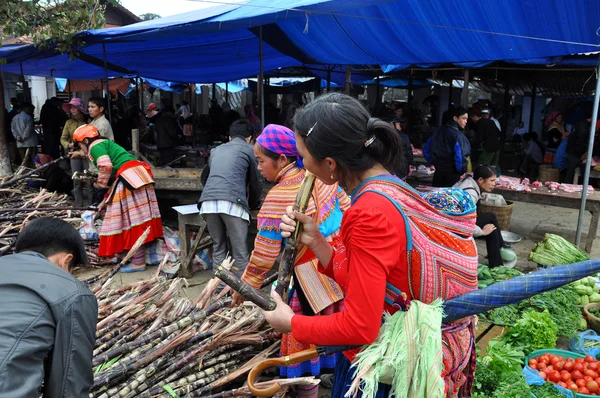 Wietnamczycy noszenia tradycyjnych strojach w rynku Bac Ha, — Zdjęcie stockowe