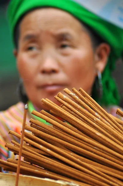 Vietnamese woman selling incense sticks in Bac Ha market, Vietna — Φωτογραφία Αρχείου