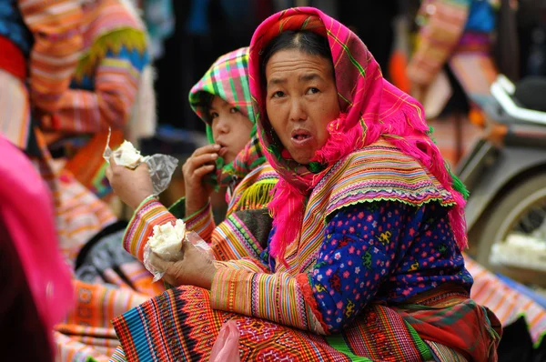 Gente vietnamita vestida con trajes tradicionales en el mercado de Bac Ha , — Foto de Stock