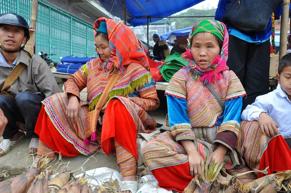 Vietnamese people wearing traditional costume in Bac Ha market, — Stock Photo, Image