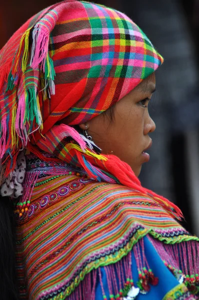 Gente vietnamita vestida con trajes tradicionales en el mercado de Bac Ha , — Foto de Stock