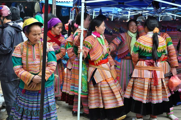 Vietnamese people wearing traditional costume in Bac Ha market, — Stock Photo, Image