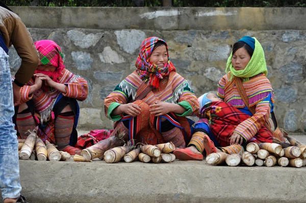 Peuple vietnamien en costume traditionnel au marché de Bac Ha , — Photo