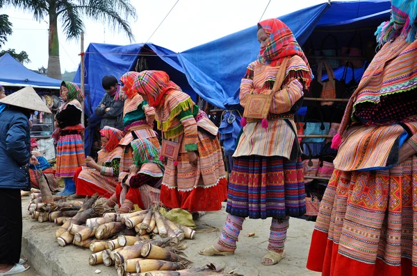 Vietnamese people wearing traditional costume in Bac Ha market, — Stock Photo, Image