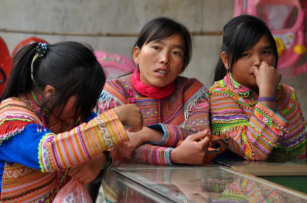 Vietnamese people wearing traditional costume in Bac Ha market, — Stock Photo, Image