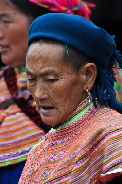 Gente vietnamita vestida con trajes tradicionales en el mercado de Bac Ha , — Foto de Stock