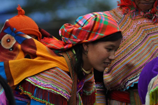 Gente vietnamita vestida con trajes tradicionales en el mercado de Bac Ha , — Foto de Stock