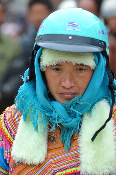 Wietnamczycy noszenia tradycyjnych strojach w rynku Bac Ha, — Zdjęcie stockowe