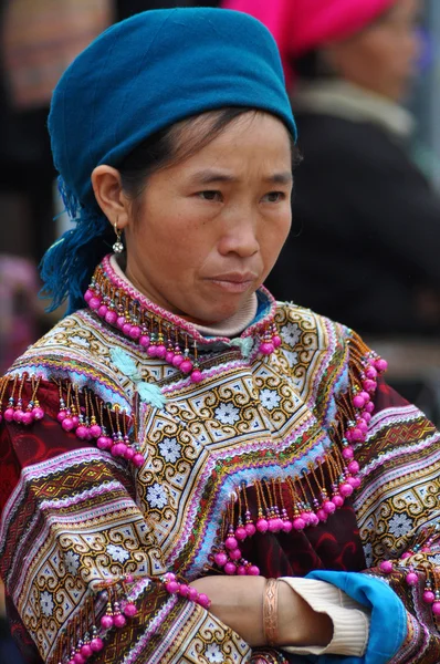 Vietnamiti in costume tradizionale nel mercato di Bac Ha , — Foto Stock