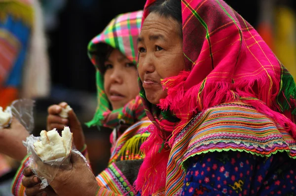 Pessoas vietnamitas vestindo trajes tradicionais no mercado Bac Ha , — Fotografia de Stock