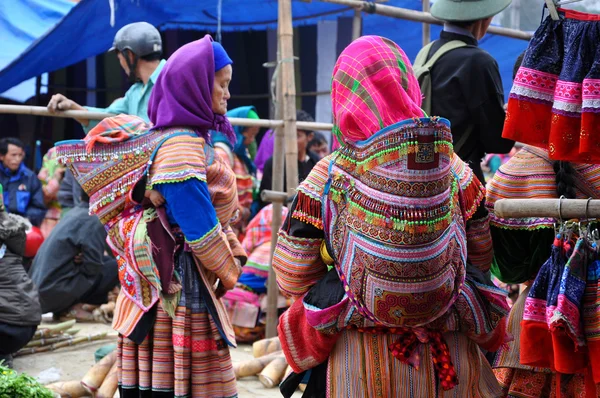 Gente vietnamita vestida con trajes tradicionales en el mercado de Bac Ha , — Foto de Stock