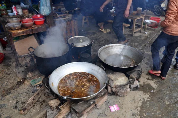 Meat boiling in a caldron in Bac Ha market, Vietnam — Stock Photo, Image