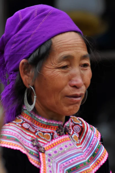 Gente vietnamita vestida con trajes tradicionales en el mercado de Bac Ha , — Foto de Stock