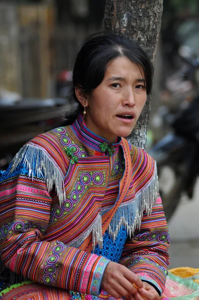 Gente vietnamita vestida con trajes tradicionales en el mercado de Bac Ha , — Foto de Stock