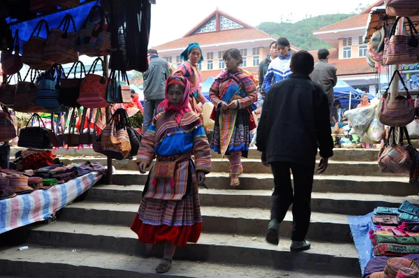 Vietnamese people wearing traditional costume in Bac Ha market, — Stock Photo, Image