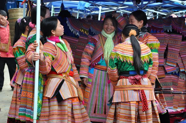 Vietnamese people wearing traditional costume in Bac Ha market, — Stock Photo, Image