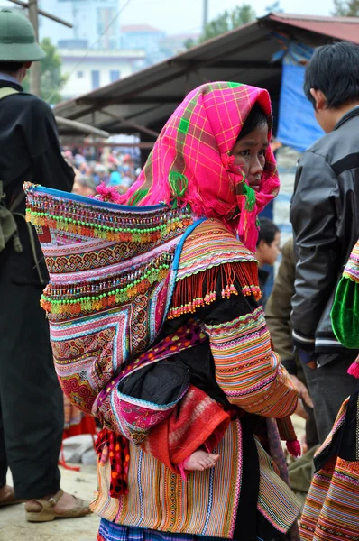 Vietnamese people wearing traditional costume in Bac Ha market, — Stock Photo, Image