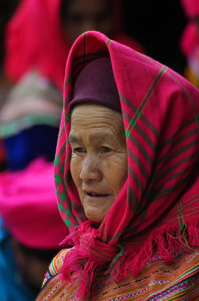 Gente vietnamita vestida con trajes tradicionales en el mercado de Bac Ha , — Foto de Stock