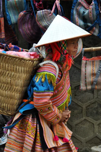 Vietnamesiska människor bär traditionell dräkt i Bac Ha marknaden, — Stockfoto